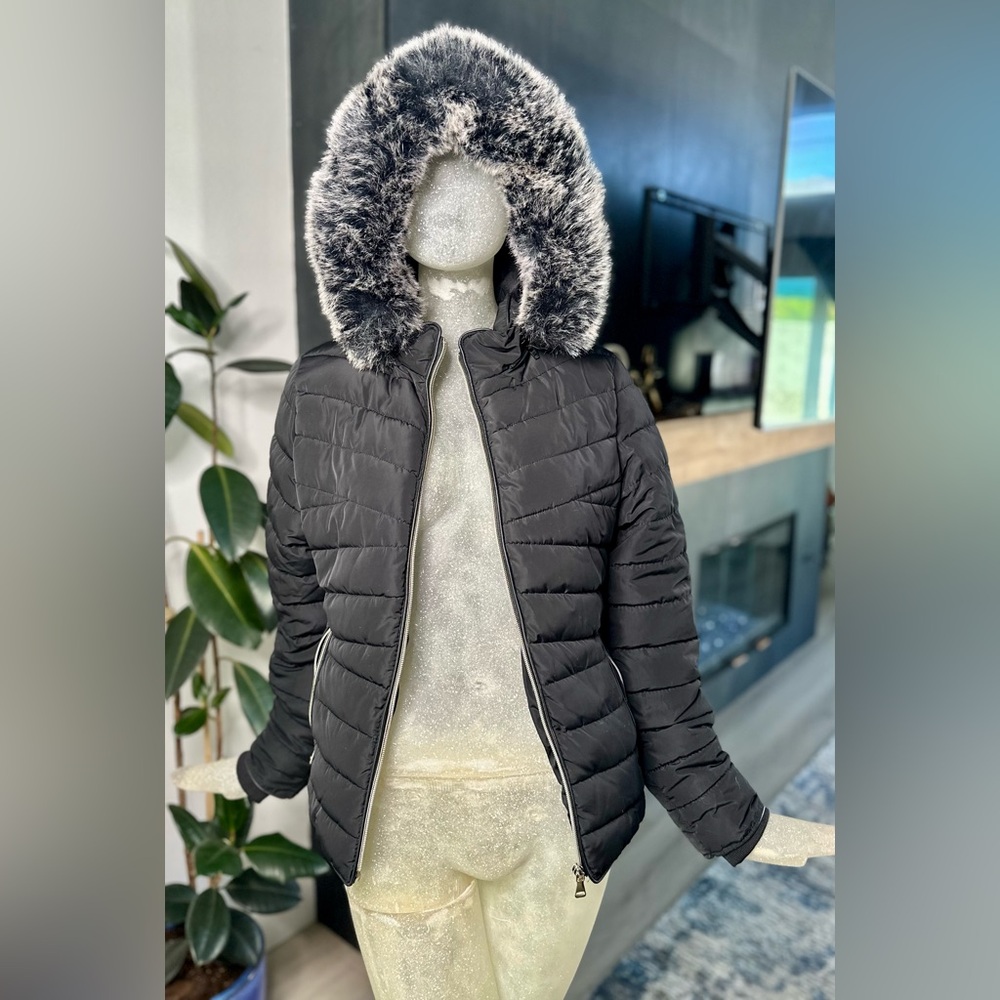 YMI Collection Women’s Black Puff Jacket w/ Faux Fur Hood & Pockets. Size Small
